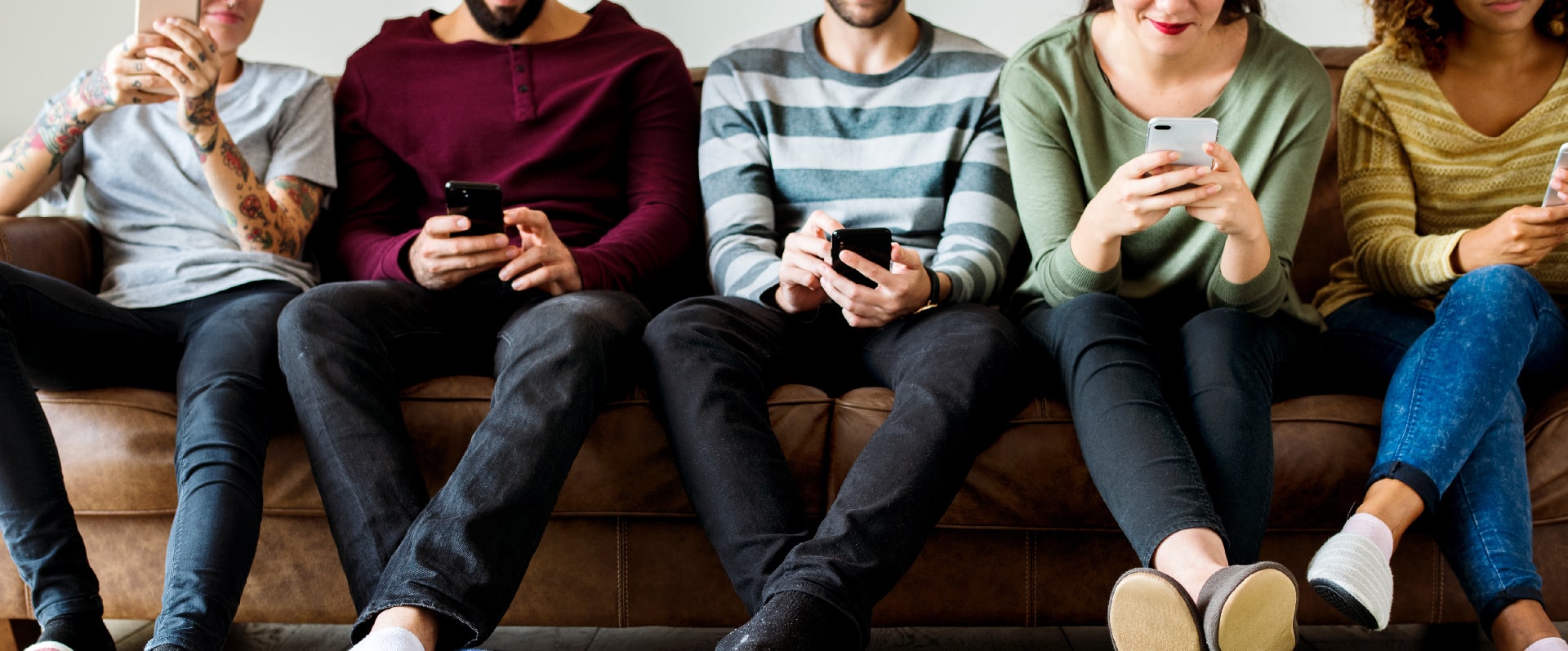 Freunde auf einer Couch