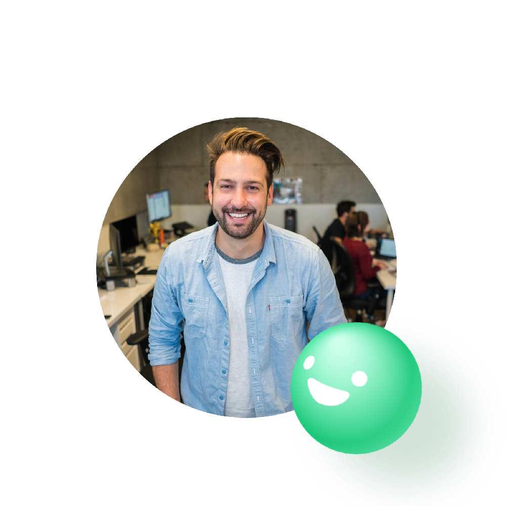 Lächelnder Mann, der mit dem Rauchen aufgehört hat