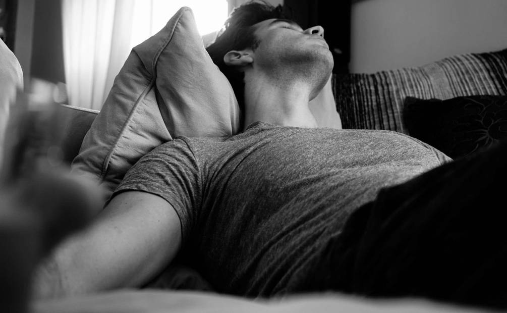 photo en noir et blanc d'un homme qui dort