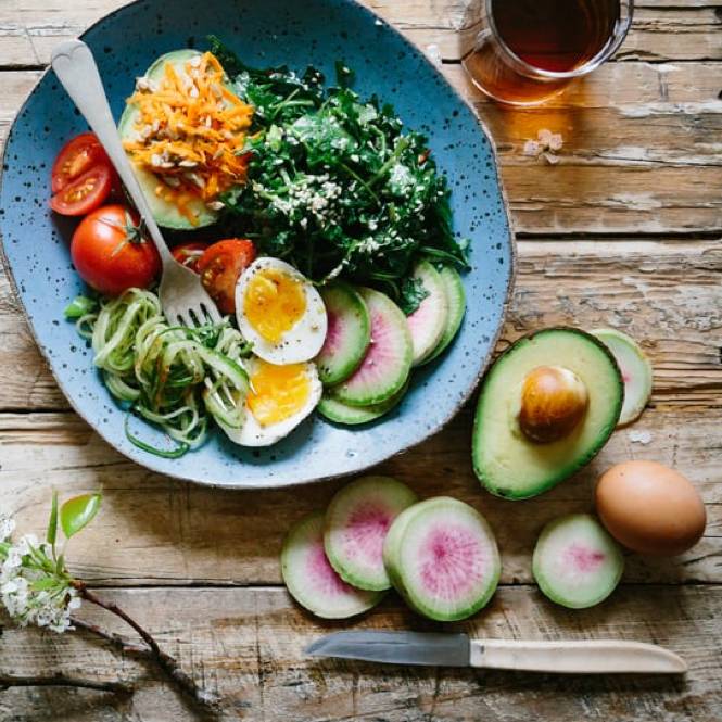 Salad with avocado and eggs